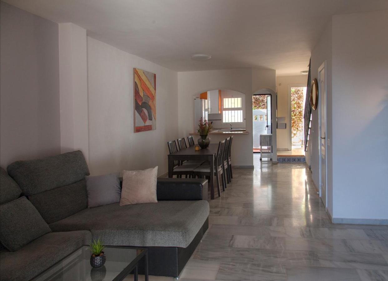 Agradable Adosado Con Piscina La Hidalga Vakantiehuis