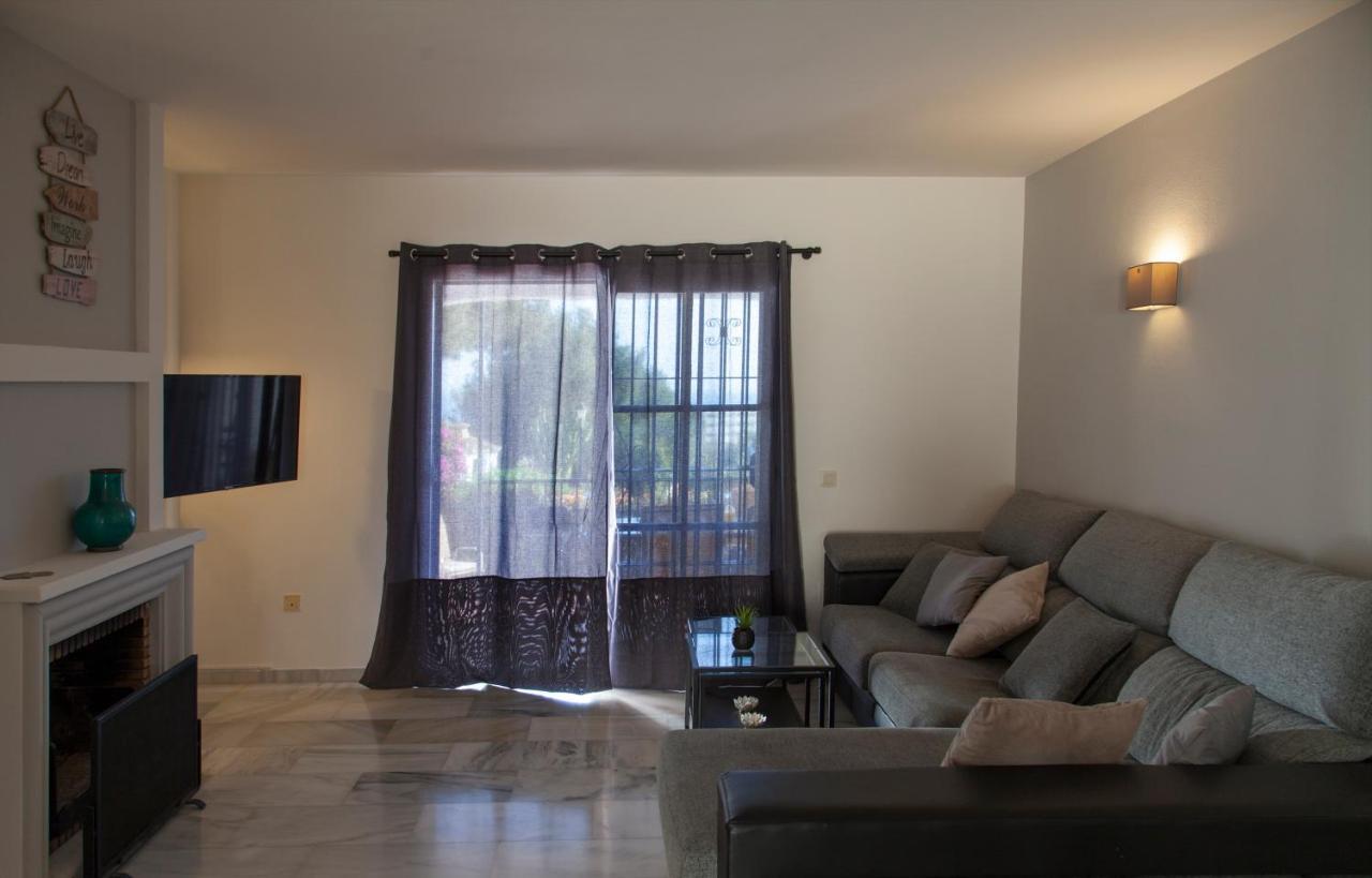 Agradable Adosado Con Piscina La Hidalga Vakantiehuis