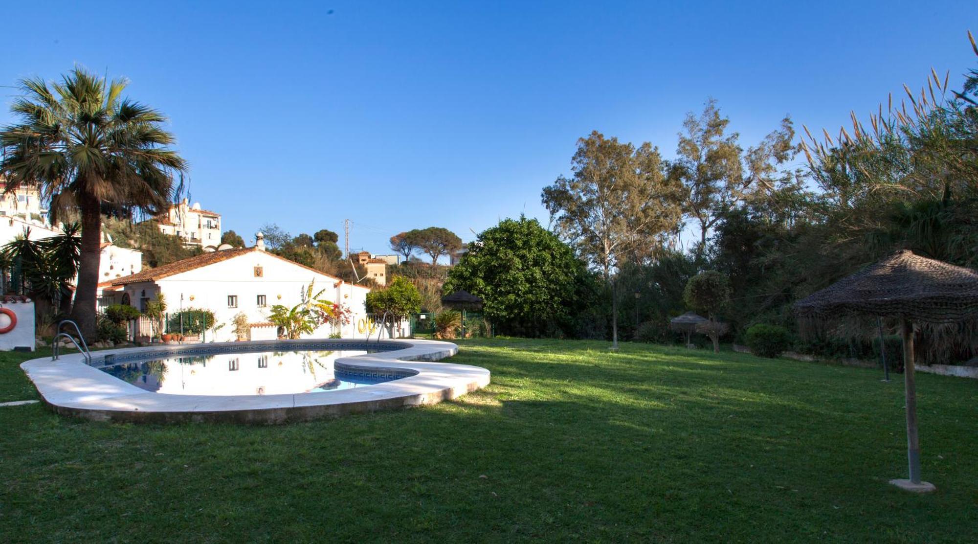 Agradable Adosado Con Piscina La Hidalga Vakantiehuis